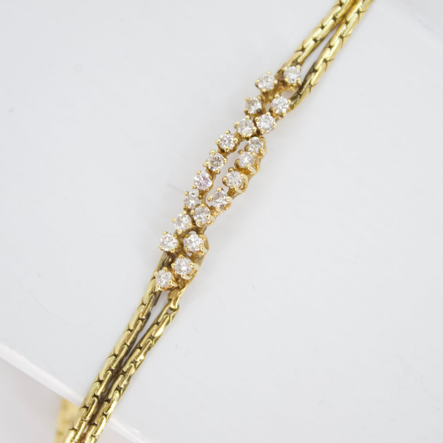 Brazalete en oro amarillo 14k con diamantes.