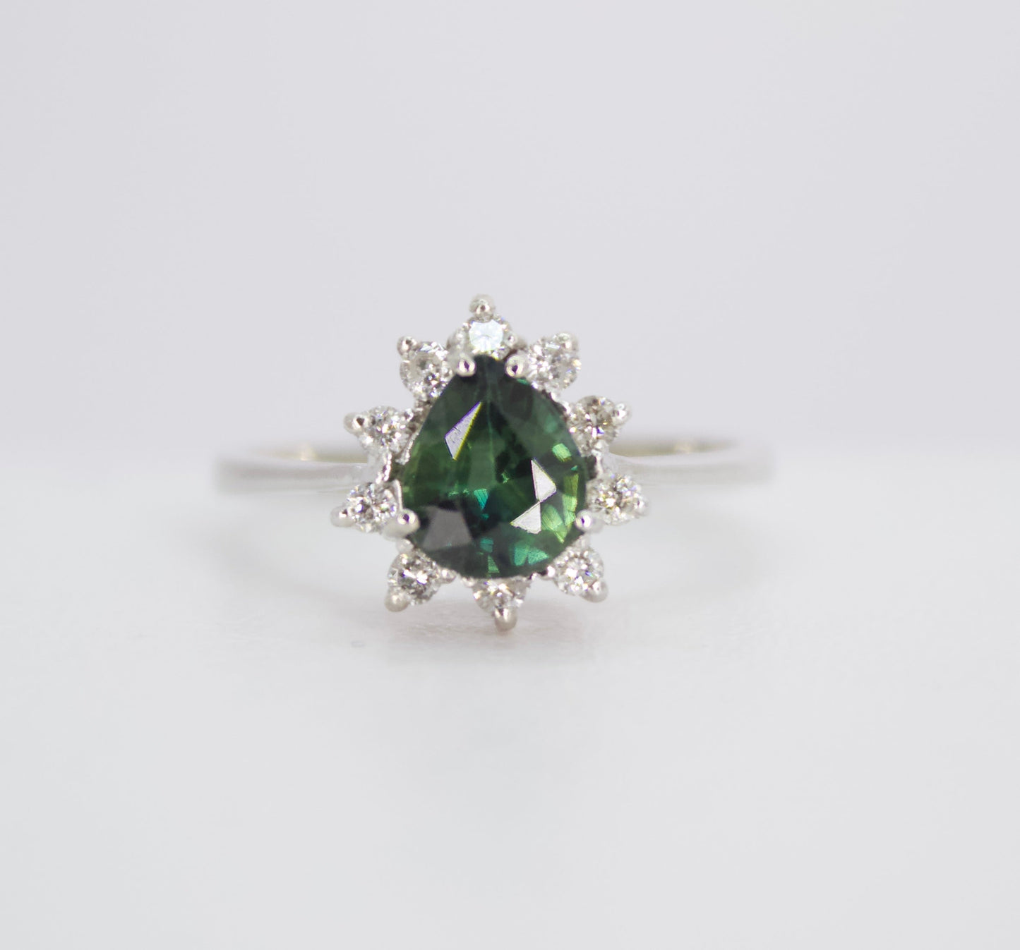 Anillo con zafiro green blue y diamantes.