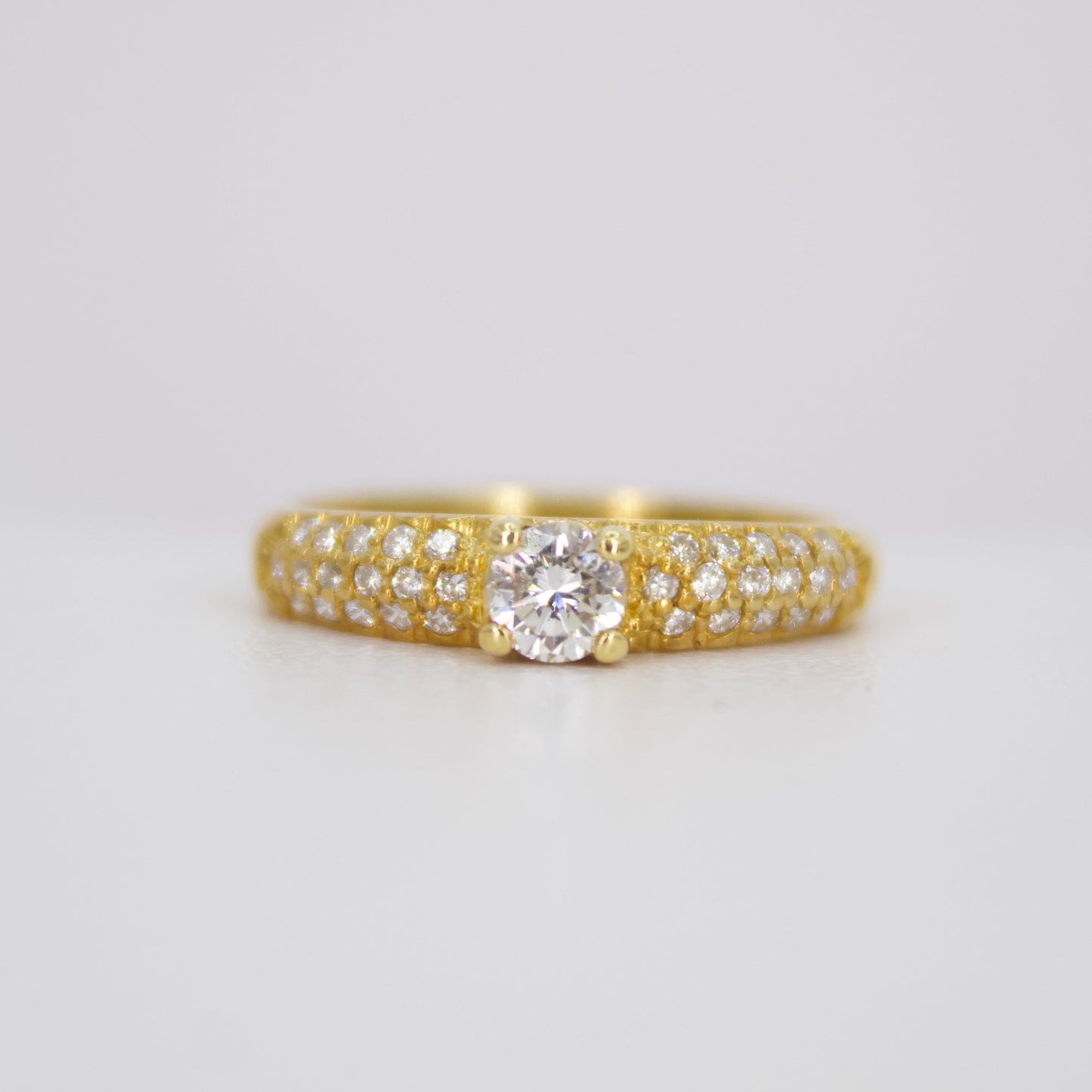 Anillo en oro amarillo 18k con diamantes.