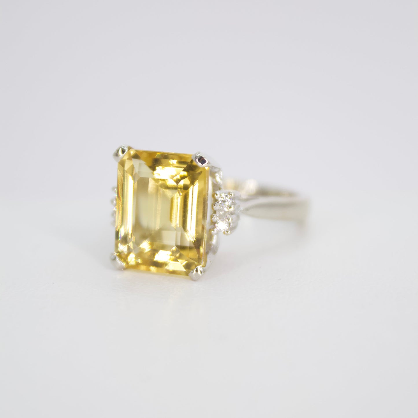 Anillo en oro blanco 14k con citrino y diamantes.