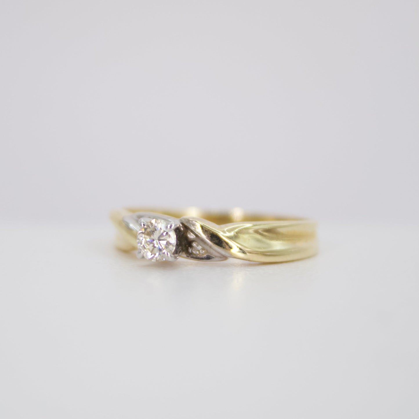 Anillo en oro combinado de 14k con diamante