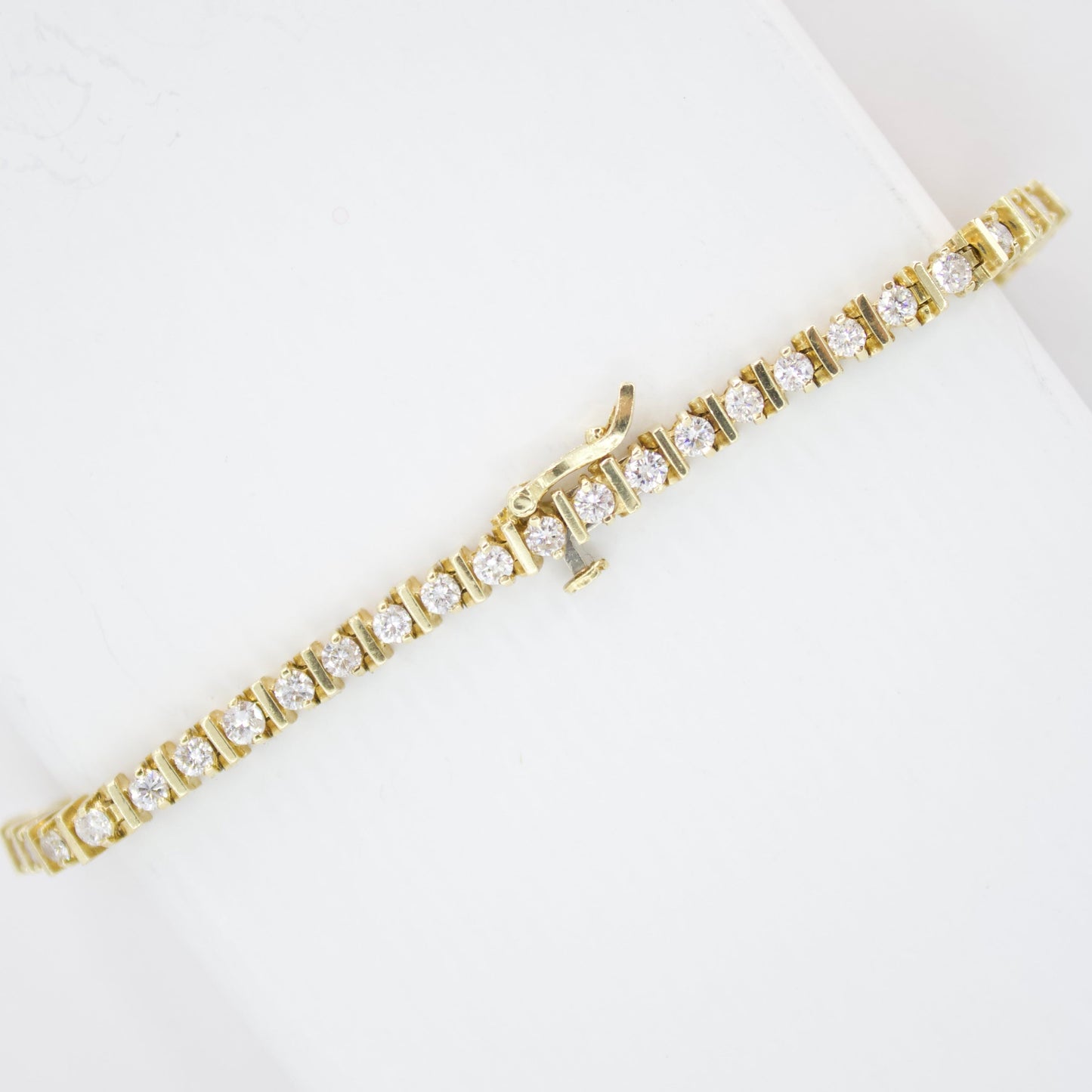 Brazalete en oro amarillo 14k con diamantes.