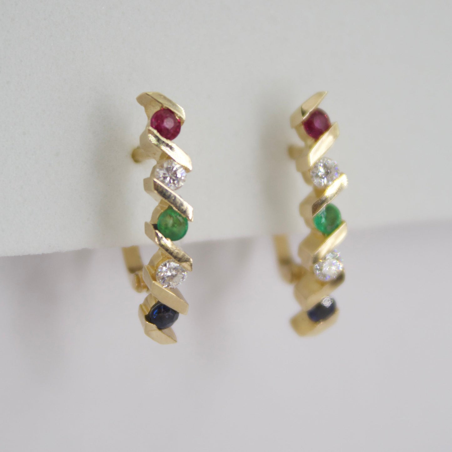 Aretes en oro amarillo 14k con rubí,diamantes,esmeralda y zafiros.