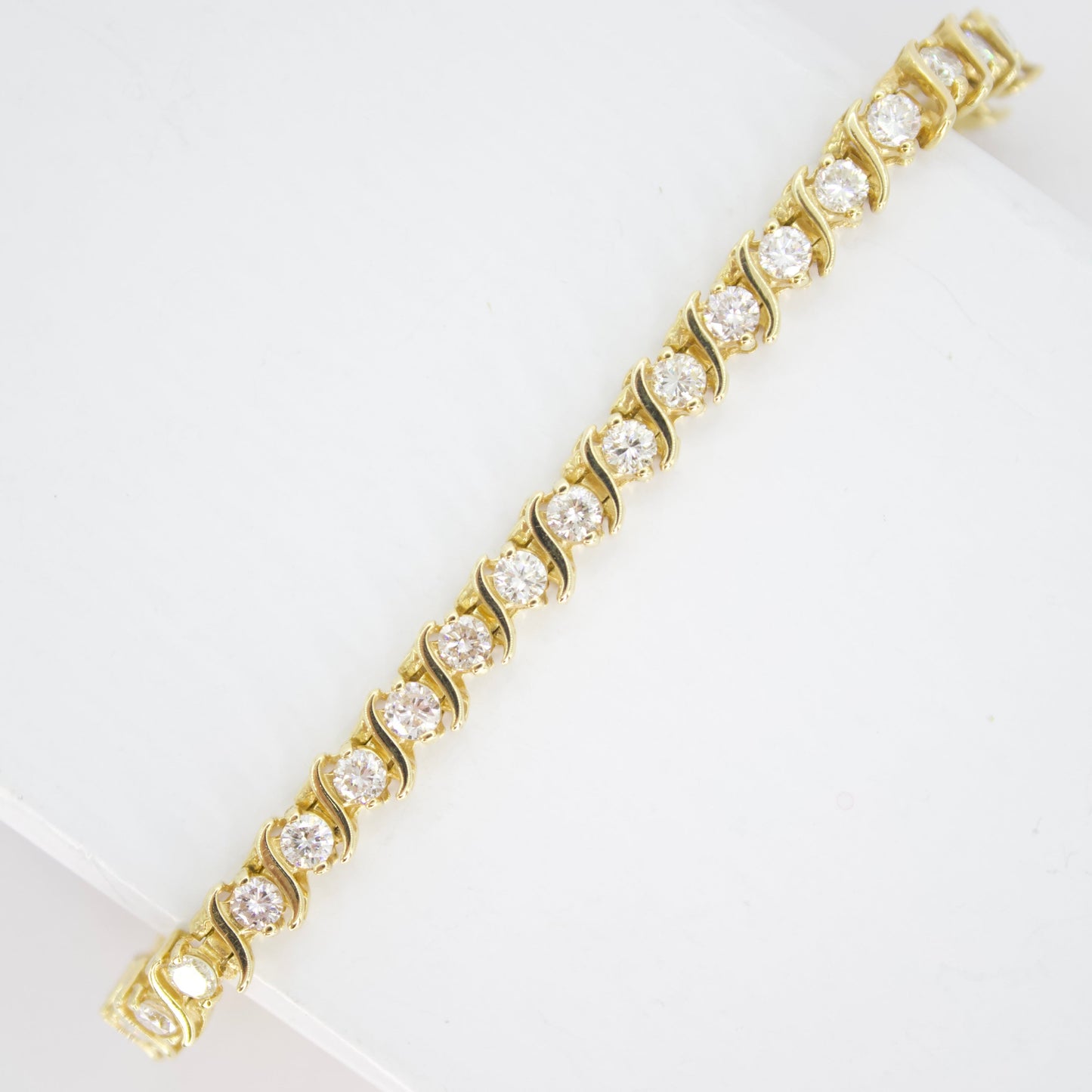 Brazalete en oro amarillo 14k con diamantes.