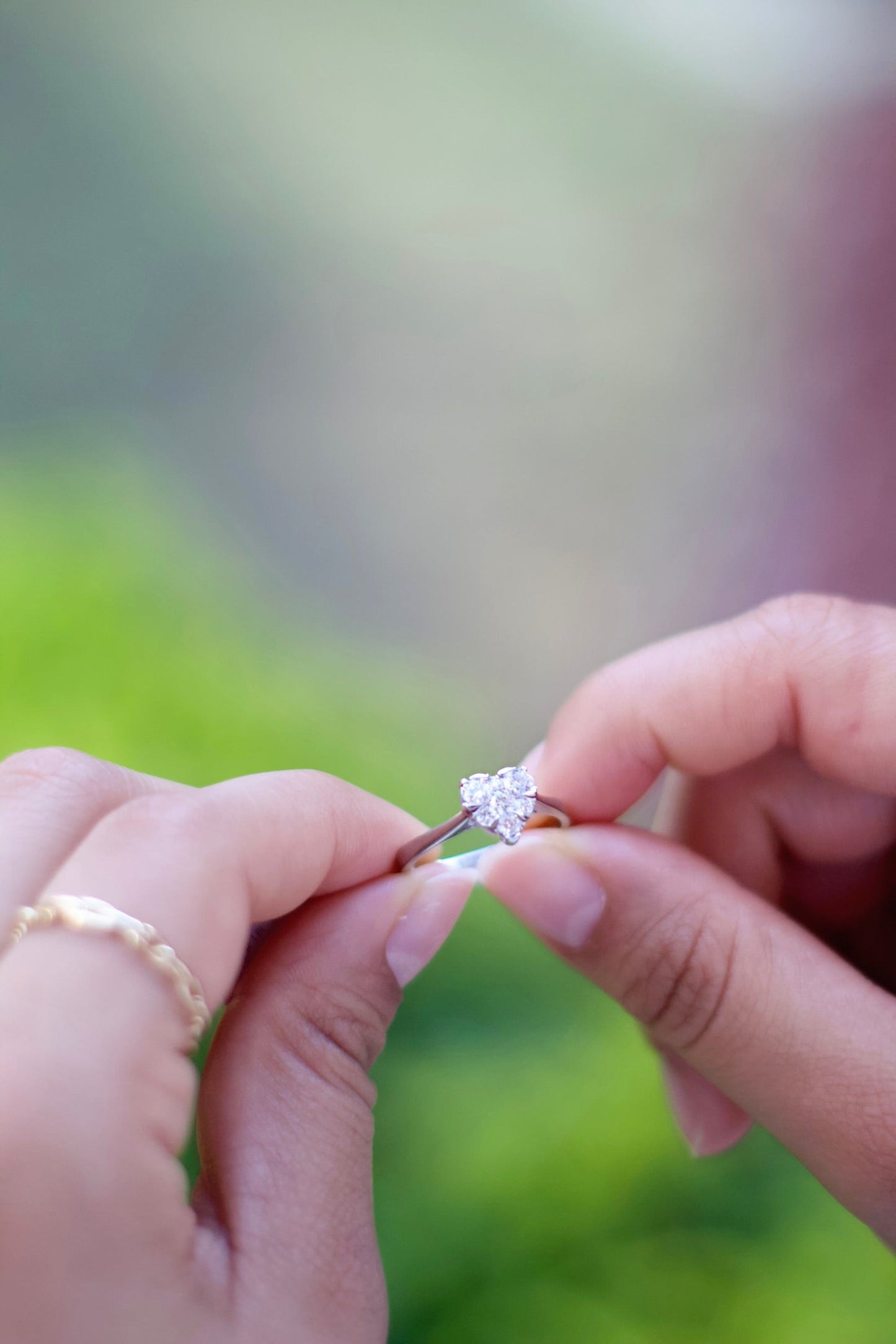 Anillo corazón en oro blanco 14k con diamantes.