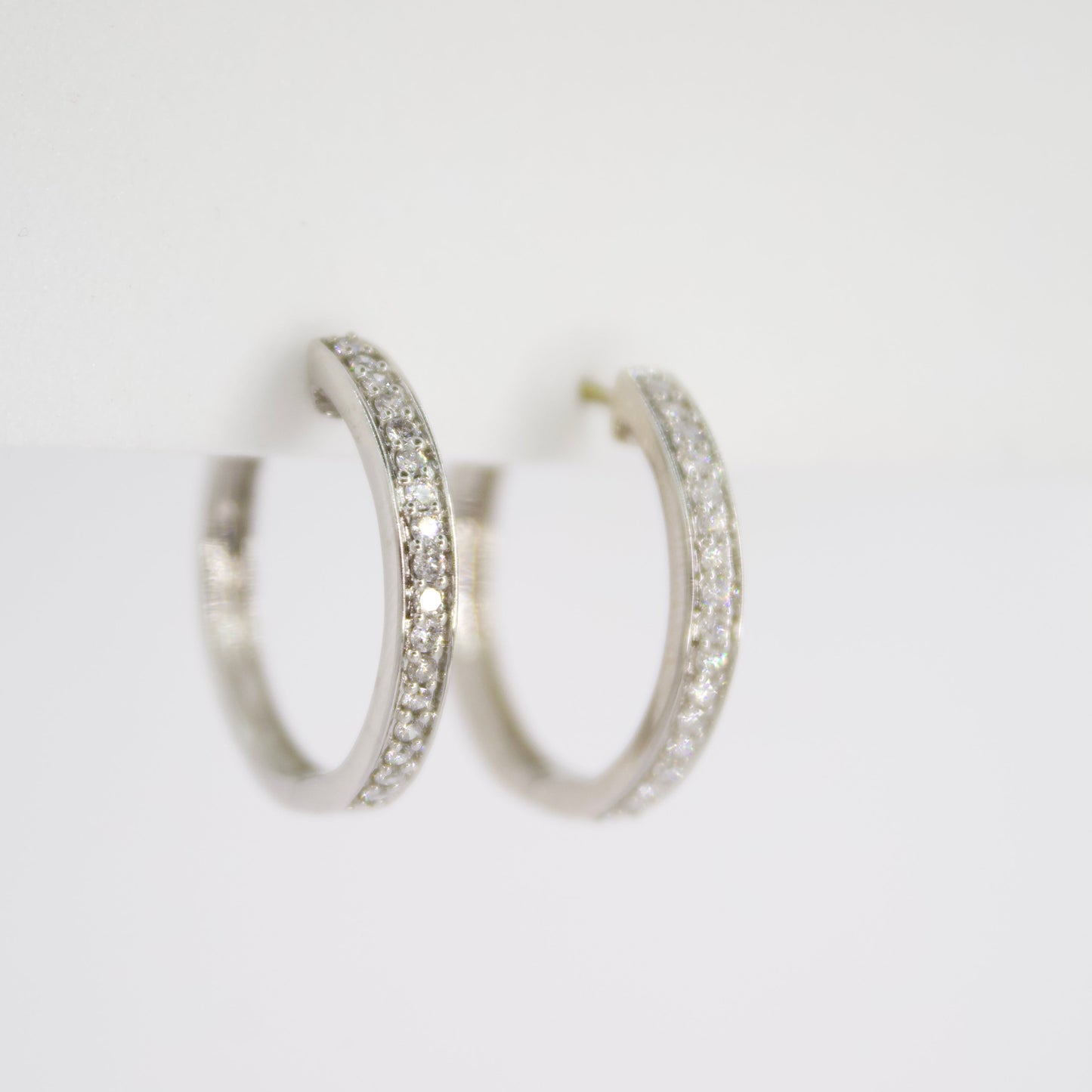 Arracadas en oro blanco 14k con diamantes.