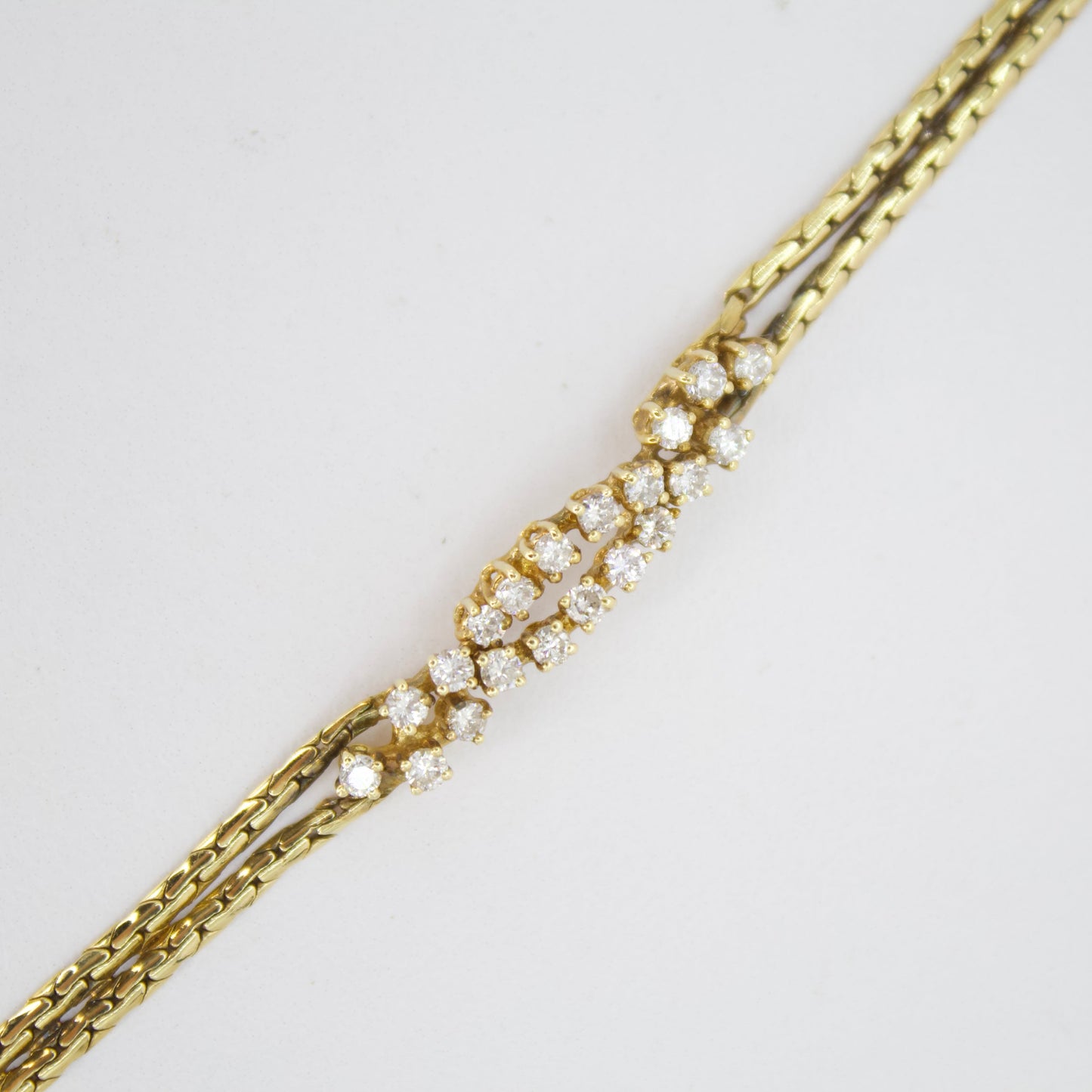 Brazalete en oro amarillo 14k con diamantes.