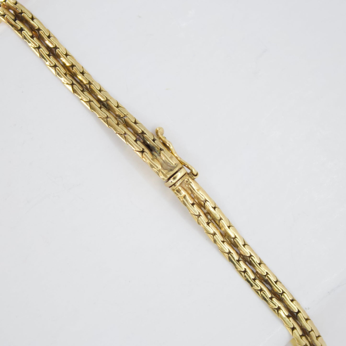 Brazalete en oro amarillo 14k con diamantes.