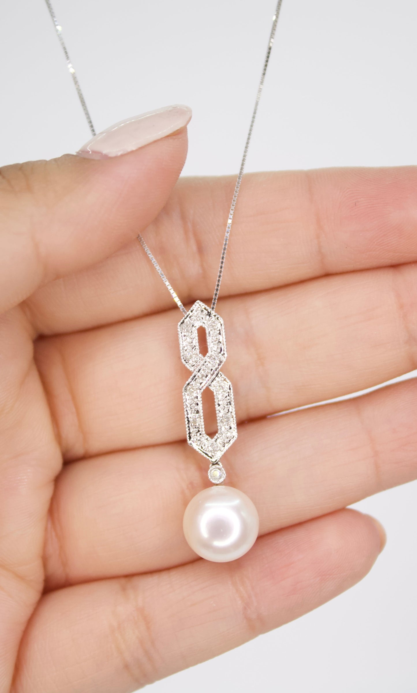 Dije con Perlas y Diamantes.