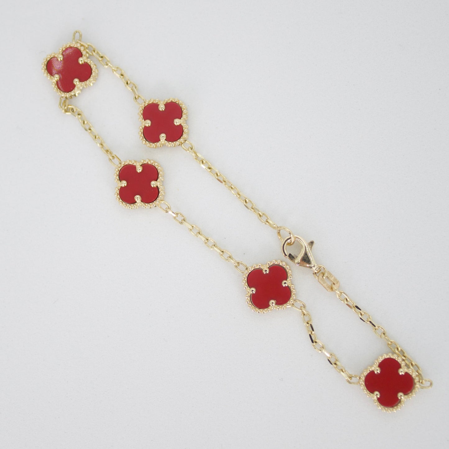 Pulsera trébol en oro amarillo 14k con coral.