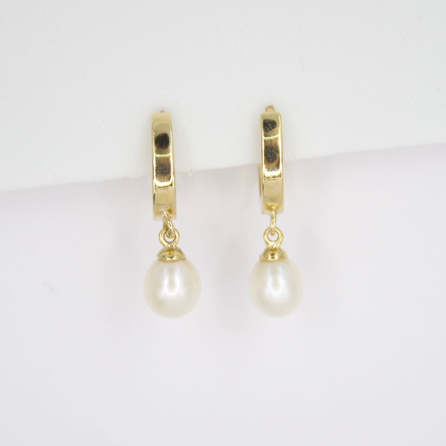 Aretes en oro amarillo 14k con perlas.