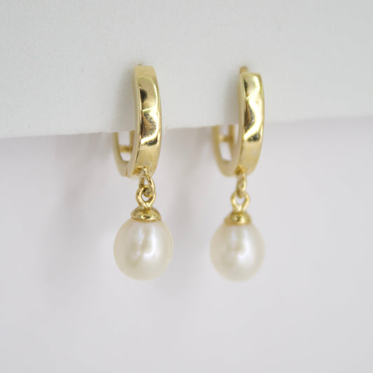 Aretes en oro amarillo 14k con perlas.