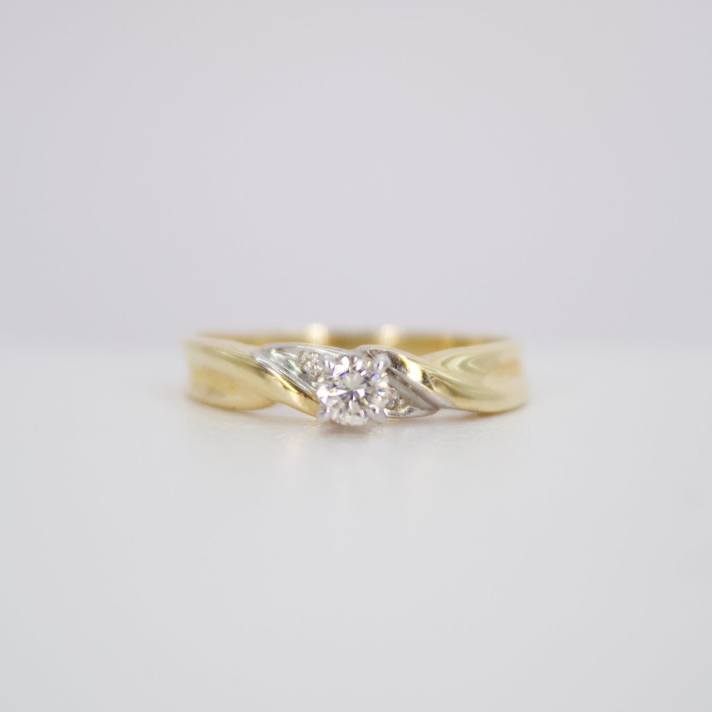 Anillo en oro combinado de 14k con diamante