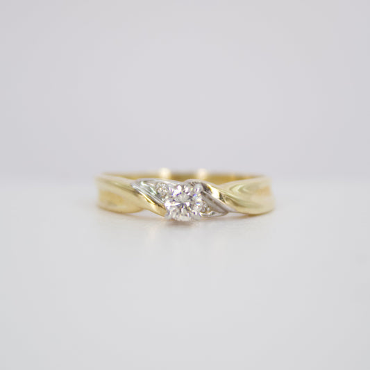 Anillo en oro combinado de 14k con diamante