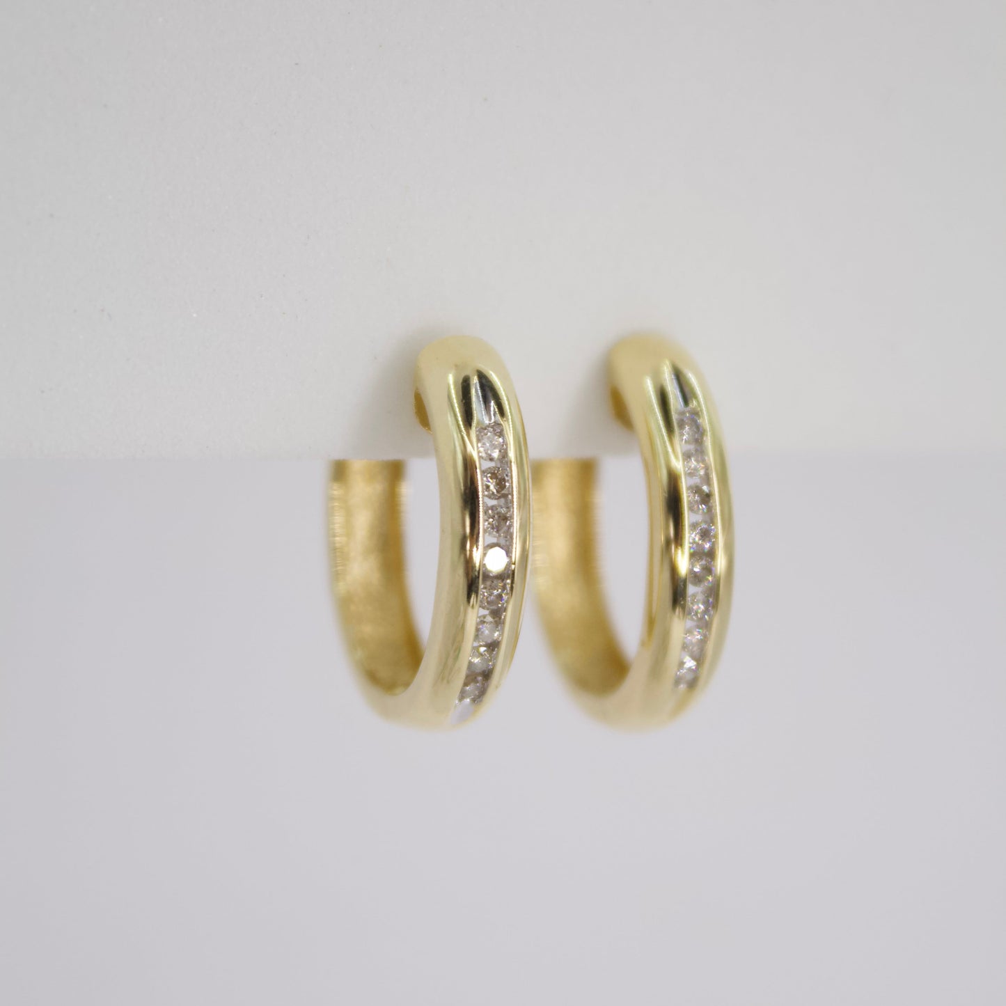 Arracadas en oro amarillo 14k con diamantes.