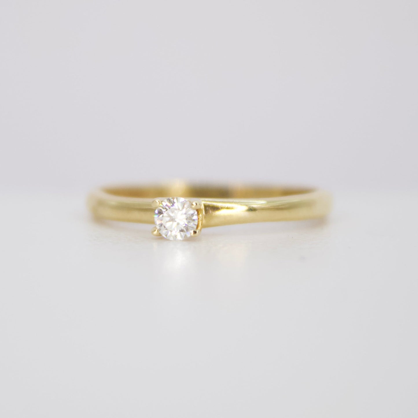 Anillo en oro amarillo 14k con diamante.