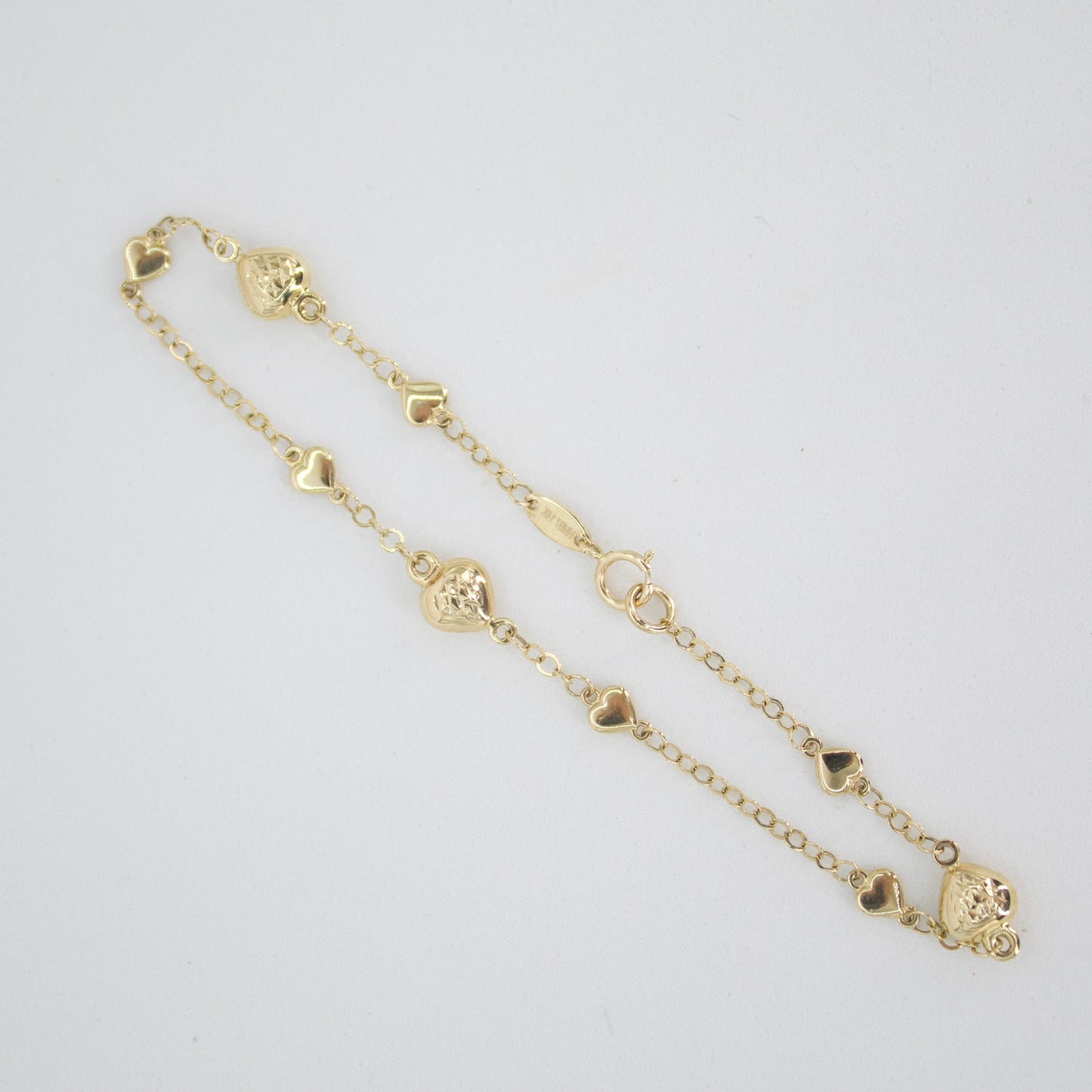 Pulsera de corazones en oro amarillo 14k.