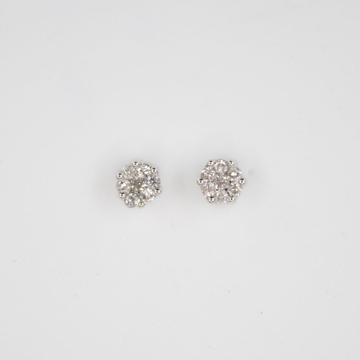 Aretes en oro blanco 14k con diamantes.