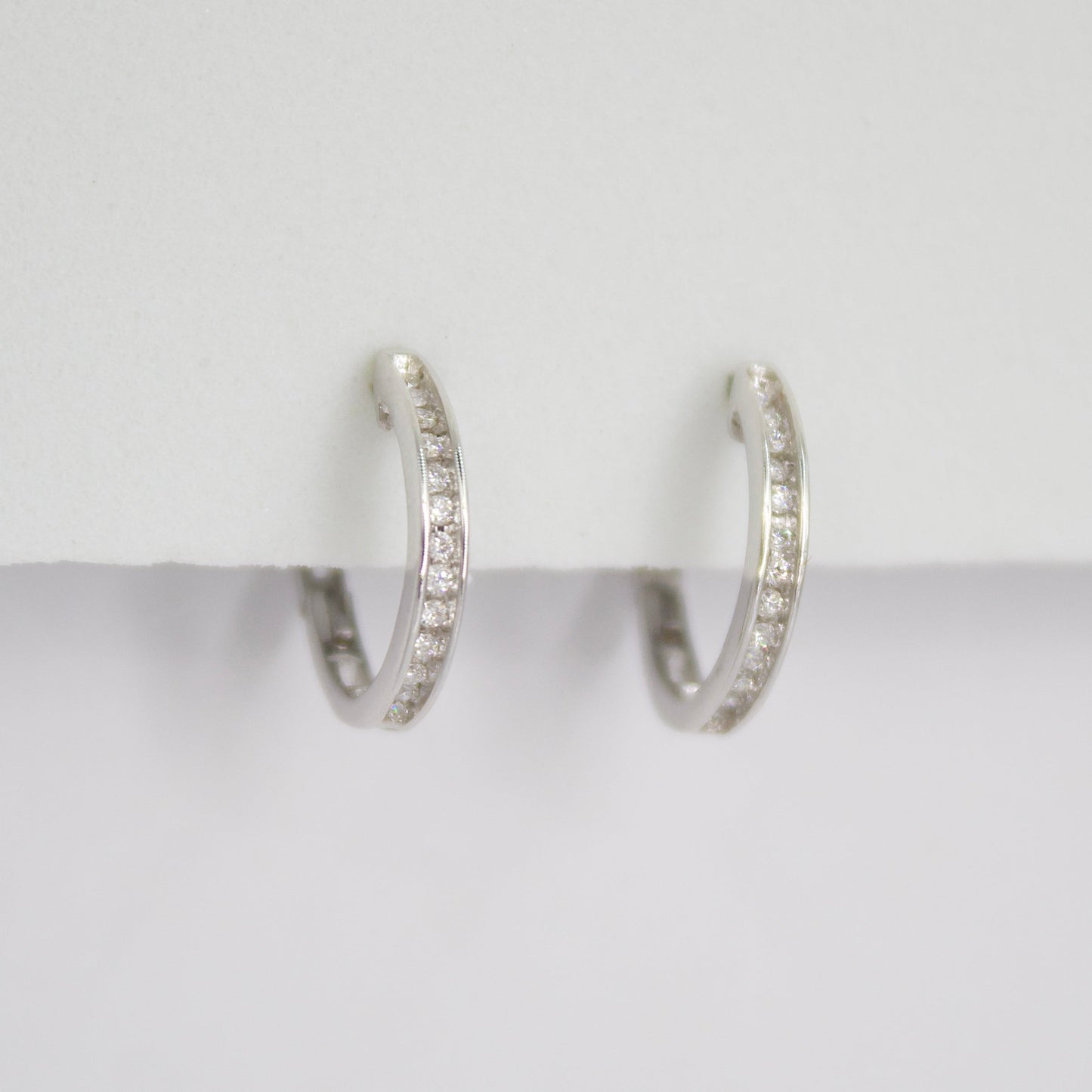 Arracadas en oro blanco 14k con diamantes.