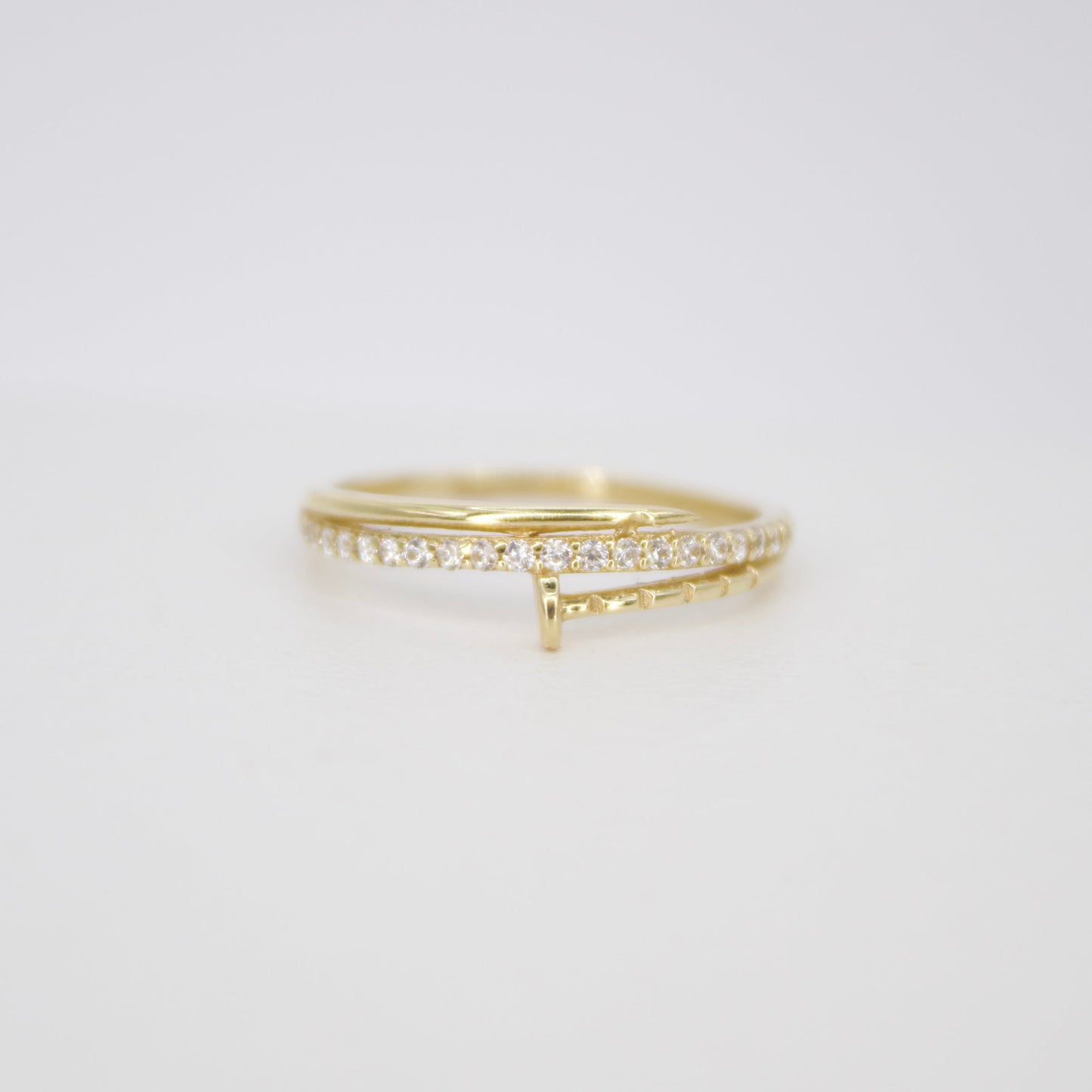 Anillo tornillo en oro amarillo con zirconias.