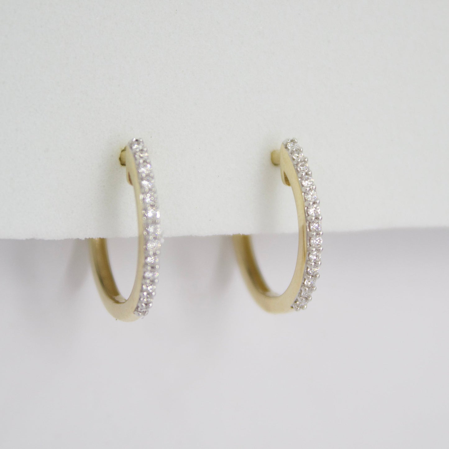 Arracadas en oro amarillo 14k con diamantes.