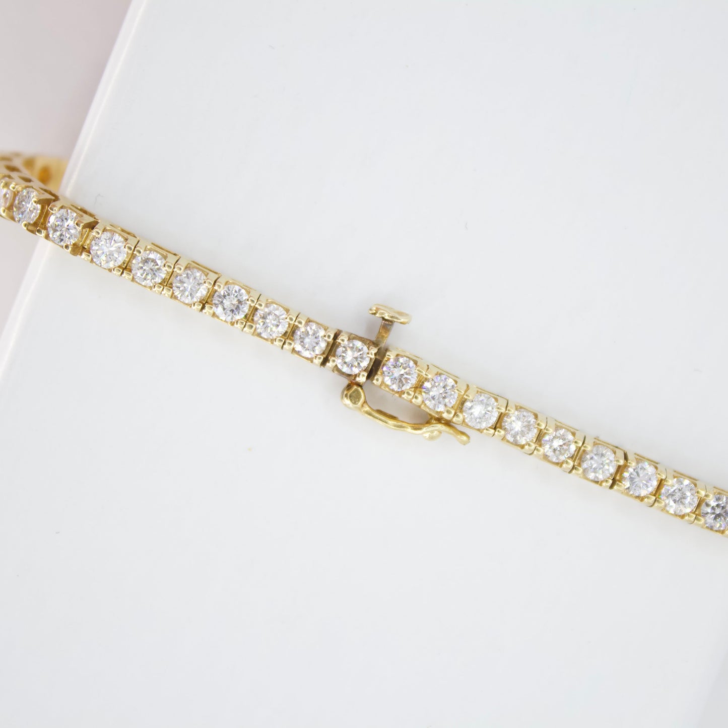 Brazalete en oro amarillo 14k con diamantes.