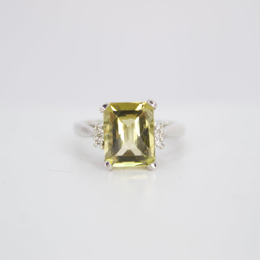 Anillo en oro blanco 14k con citrino limón y diamantes.