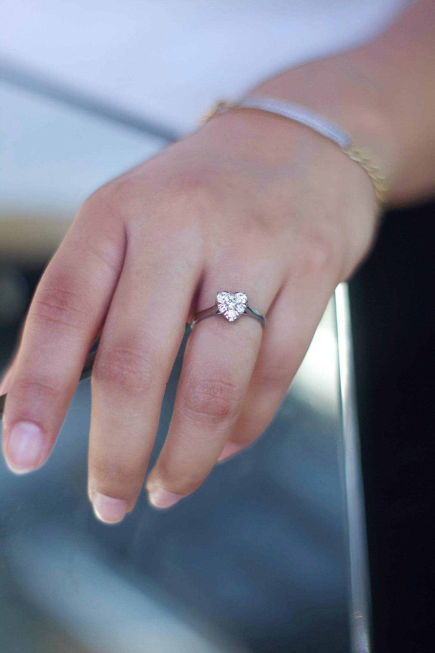 Anillo corazón en oro blanco 14k con diamantes.