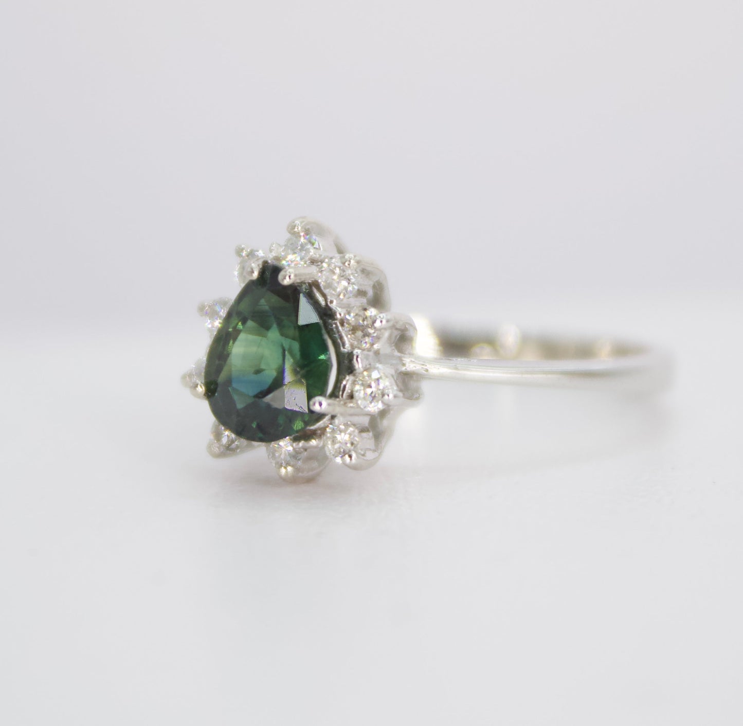 Anillo con zafiro green blue y diamantes.