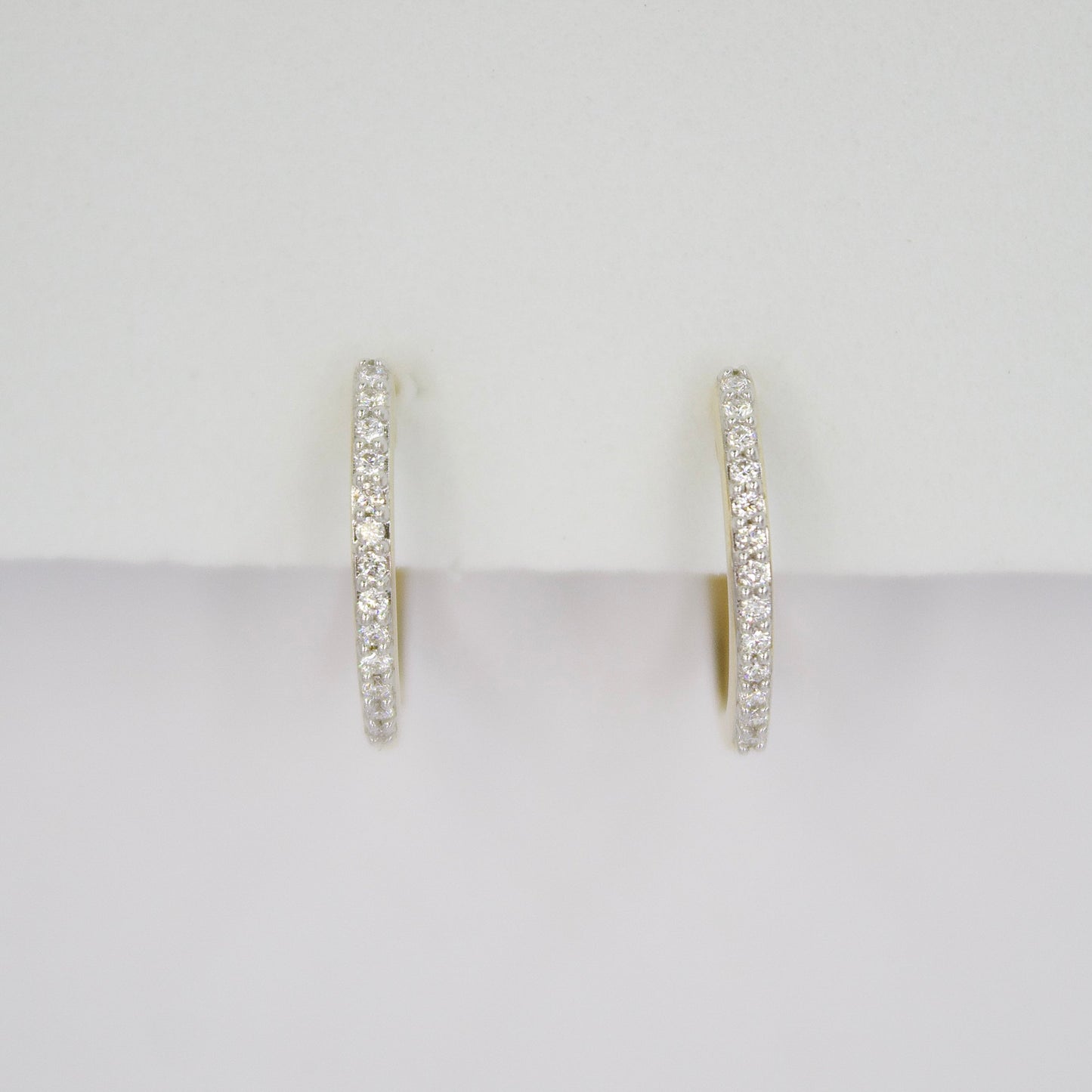 Arracadas en oro amarillo 14k con diamantes.