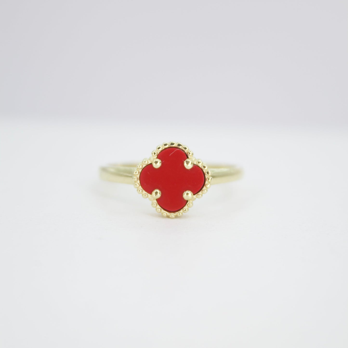 Anillo en oro amarillo 10k con coral.