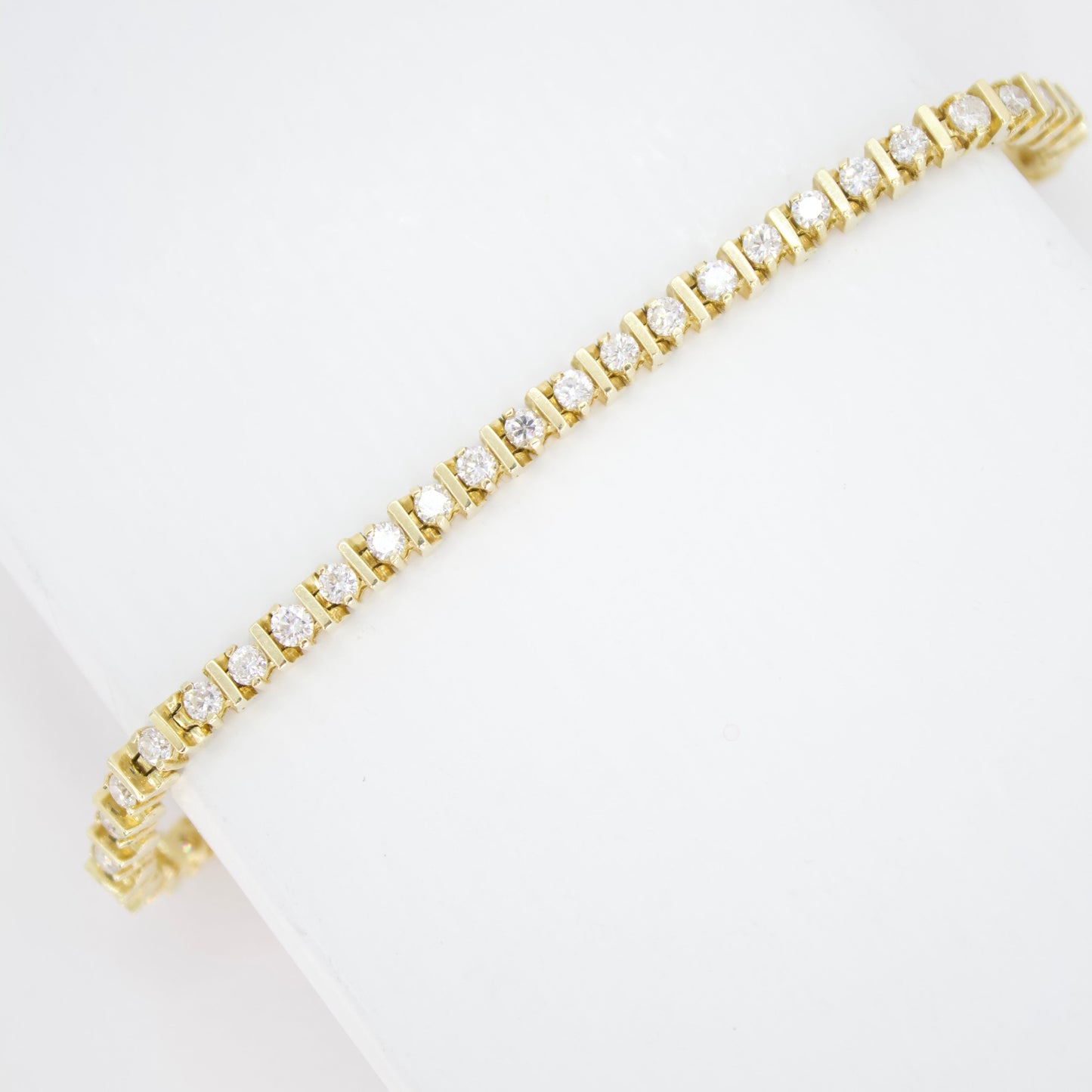 Brazalete en oro amarillo 14k con diamantes.