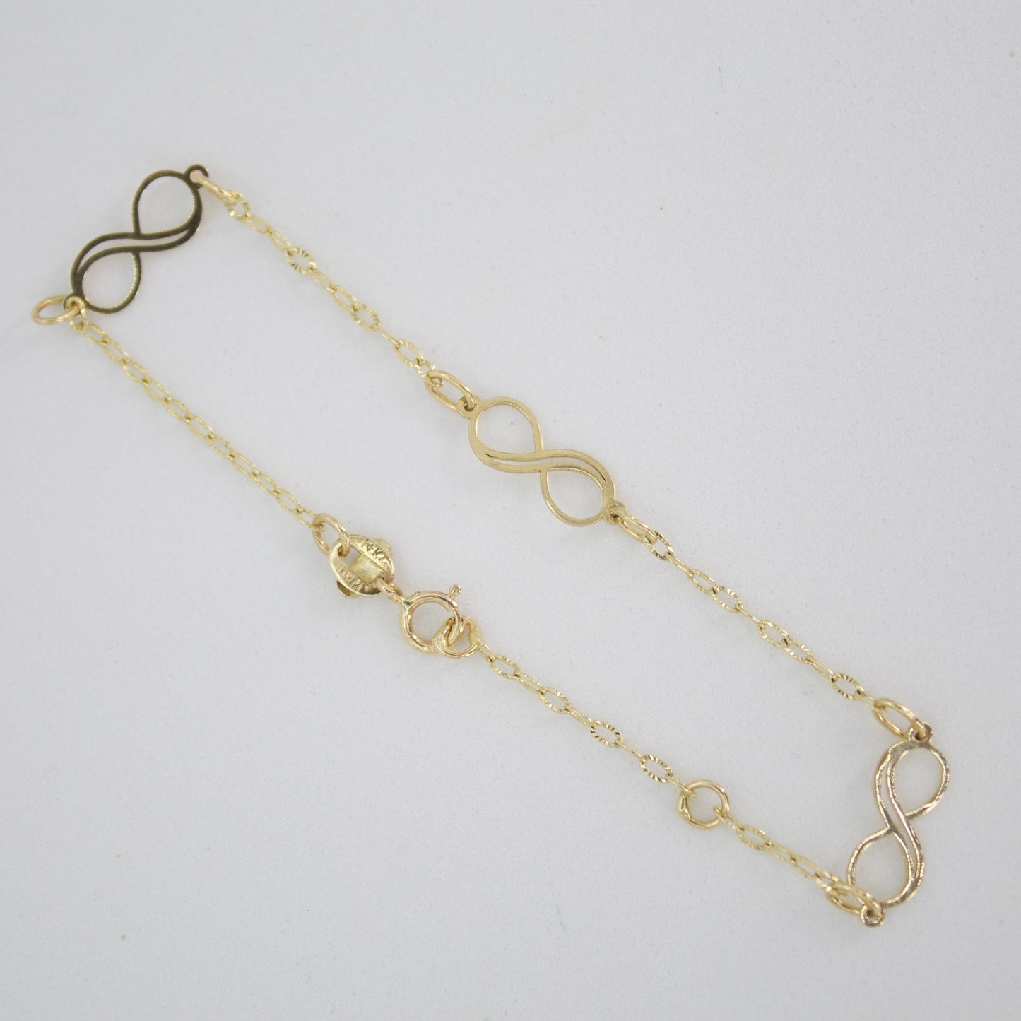 Pulsera infinitos en oro amarillo 14k.