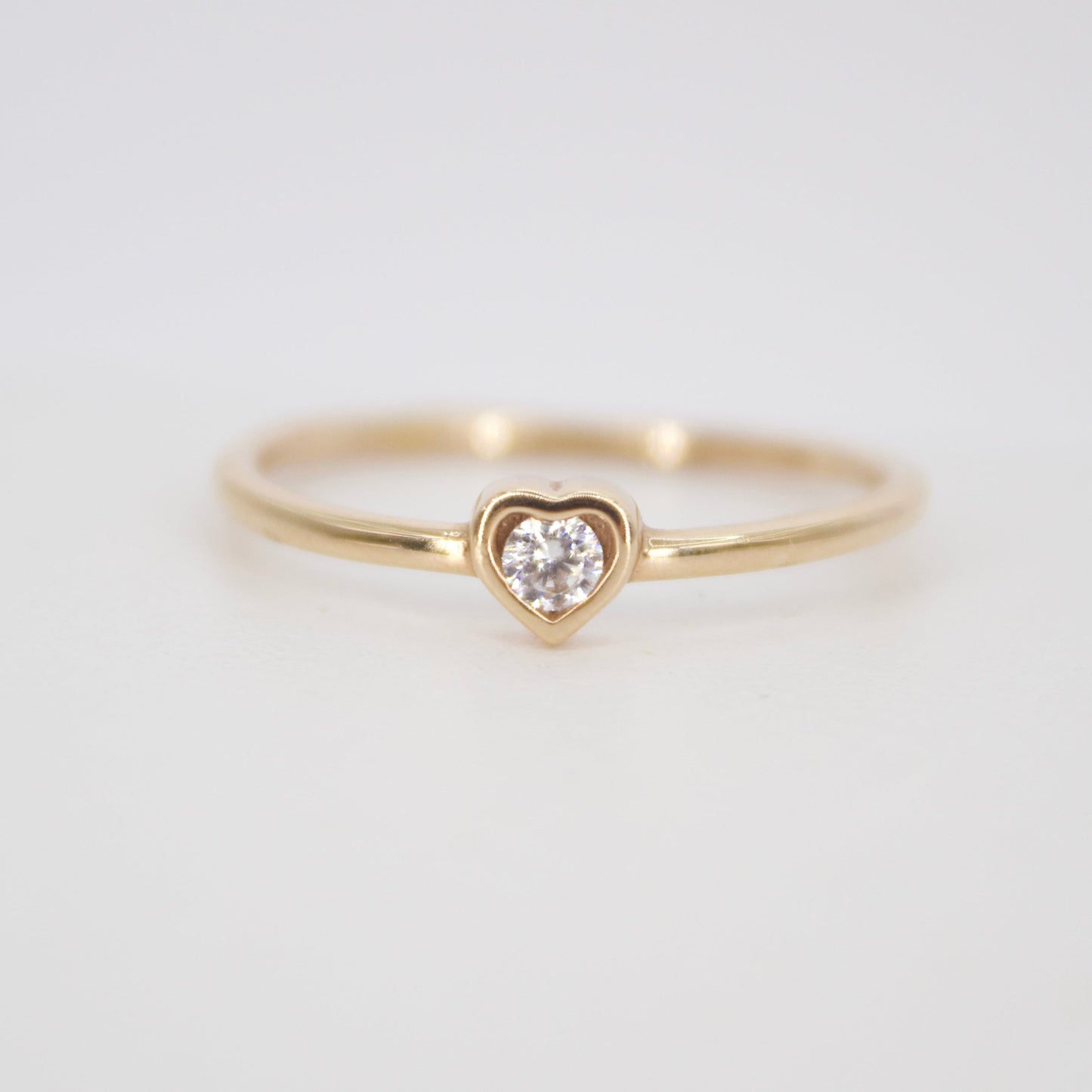 Anillo corazón en oro rosa 14k con zirconia.