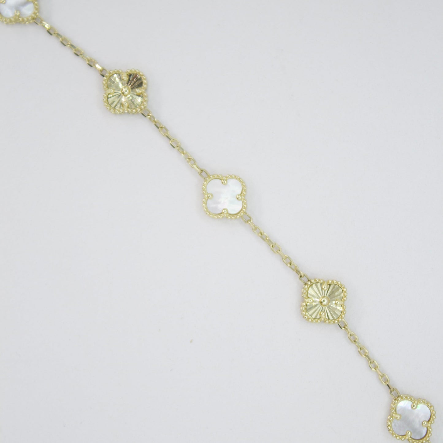 Pulsera en oro amarillo 14k con madre perla y zirconias.