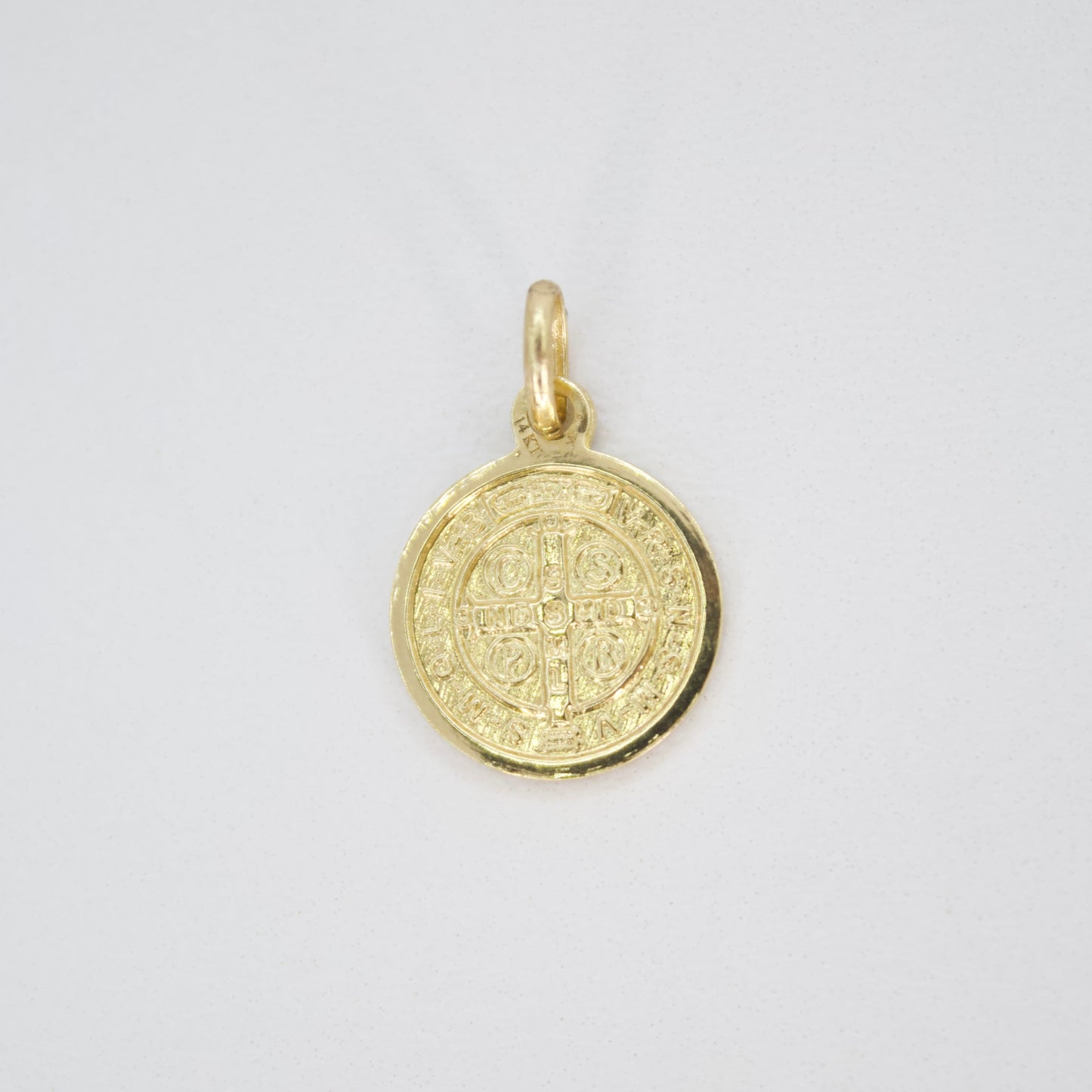 Medalla san benito en oro amarillo 14k.