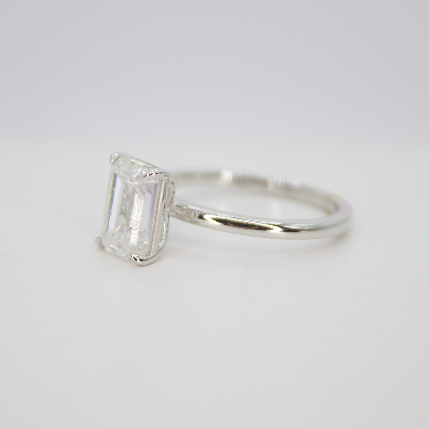 Anillo en oro blanco 14k con moissanita.