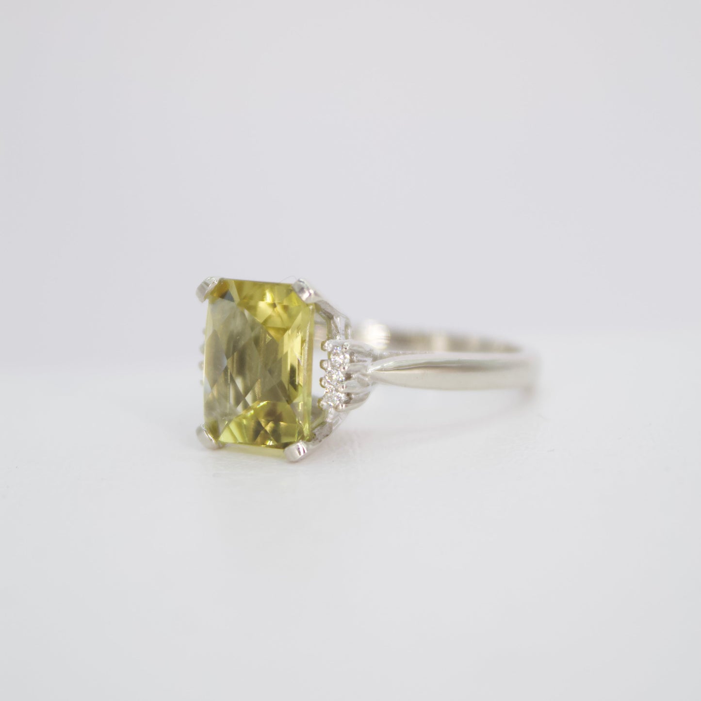 Anillo en oro blanco 14k con citrino limón y diamantes.