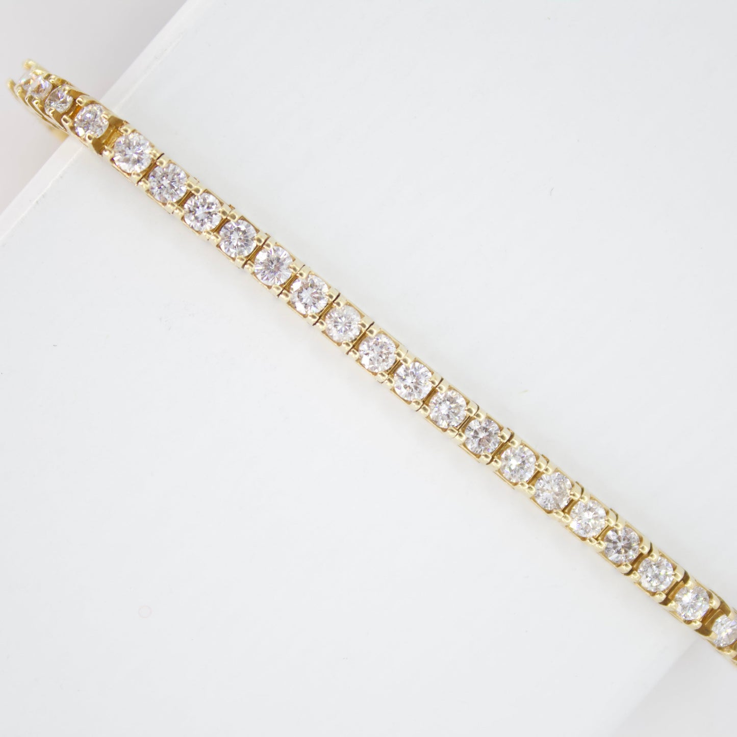 Brazalete en oro amarillo 14k con diamantes.