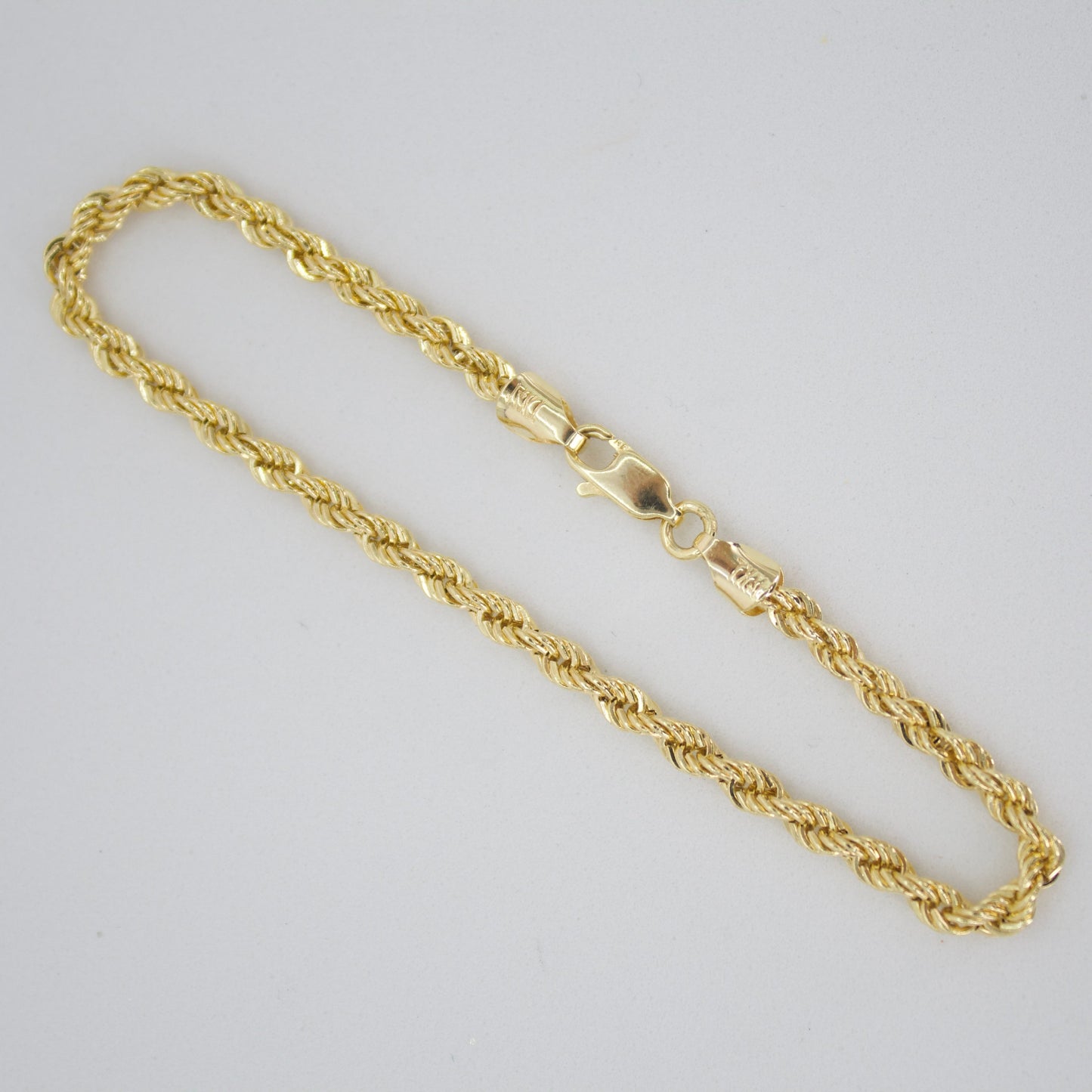 Pulso torsal en oro amarillo 14k.