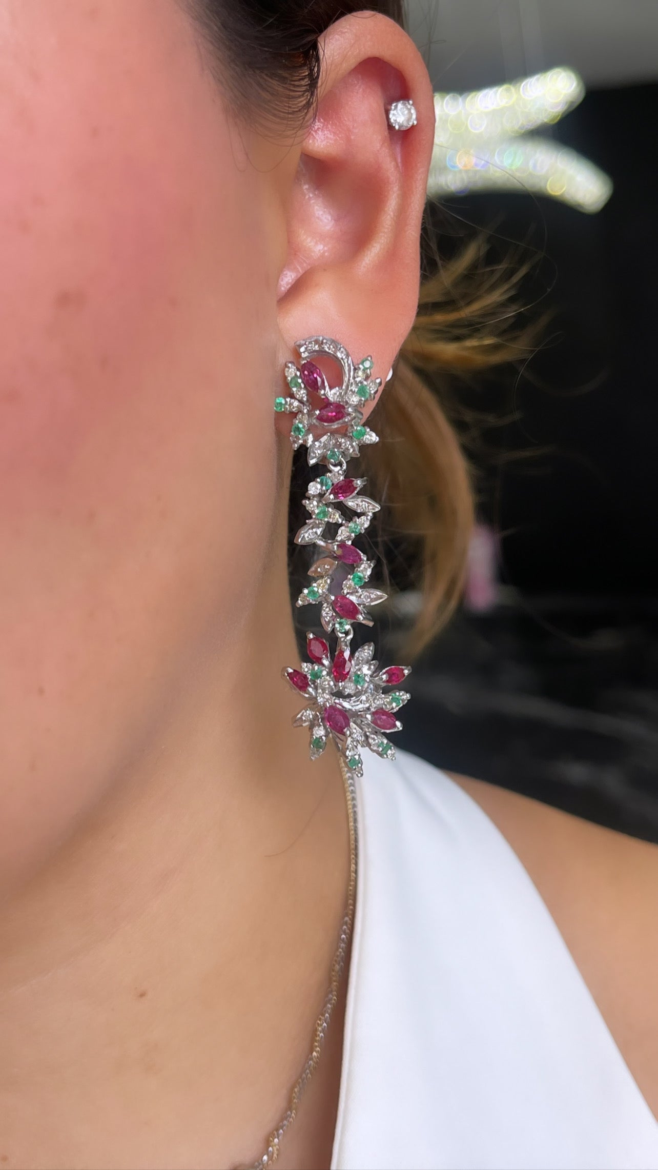 Aretes en paladio con diamantes,esmeraldas y rubí.