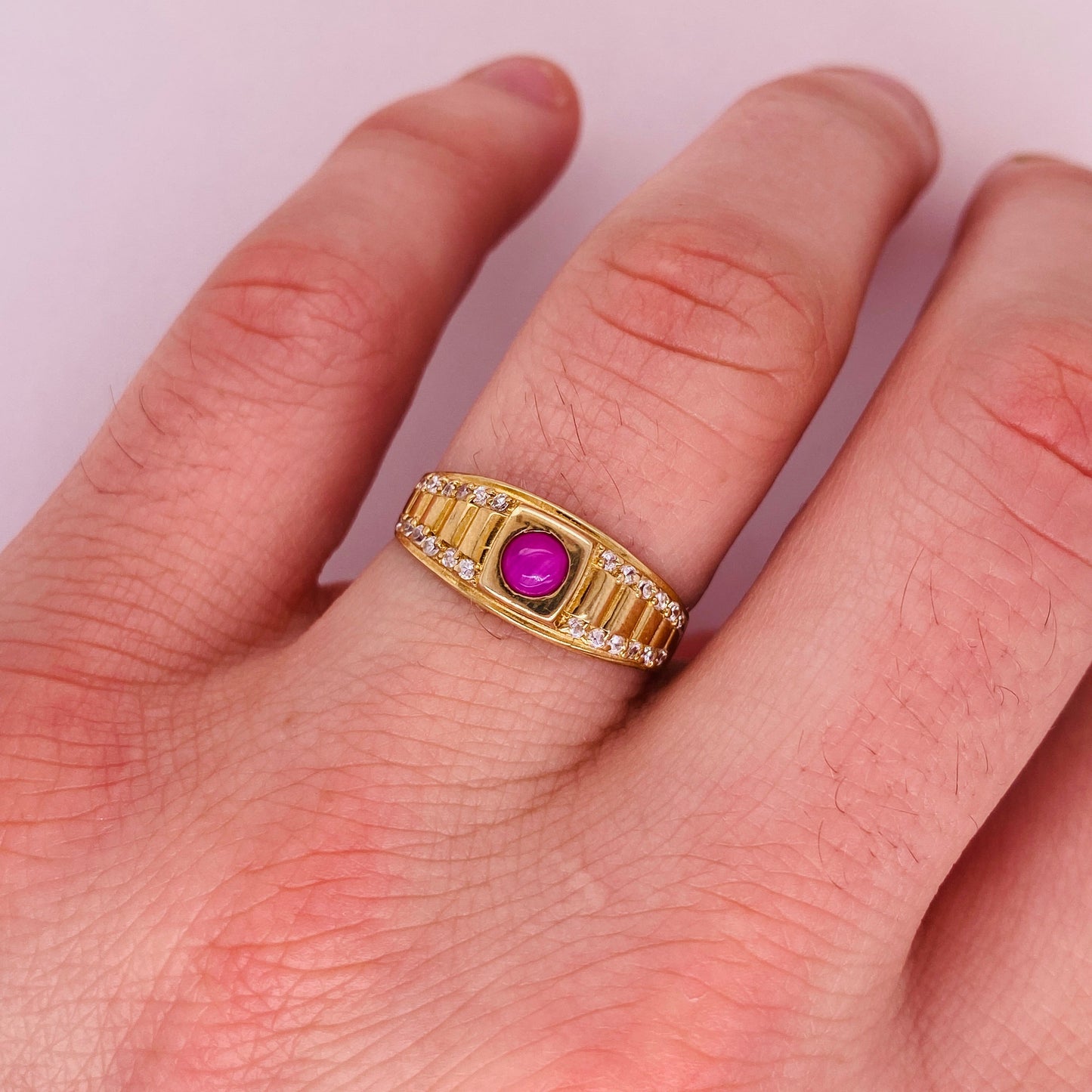 Anillo Oro 10k - Piedra Rosa Zirconia con Laterales