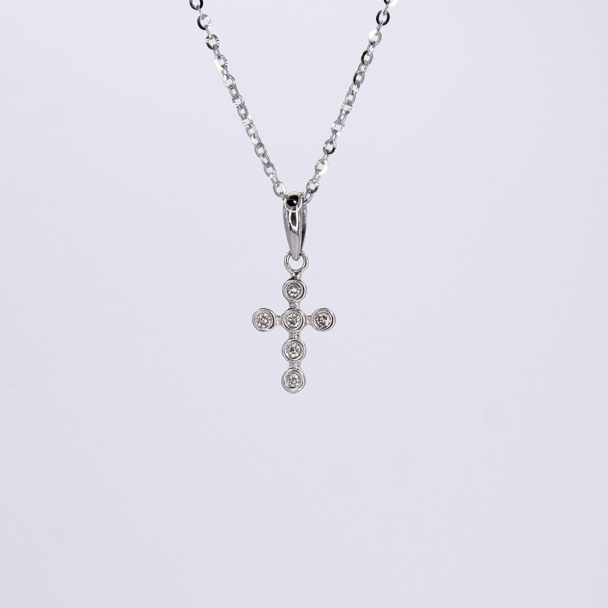 Cruz en oro blanco 14k con diamantes.