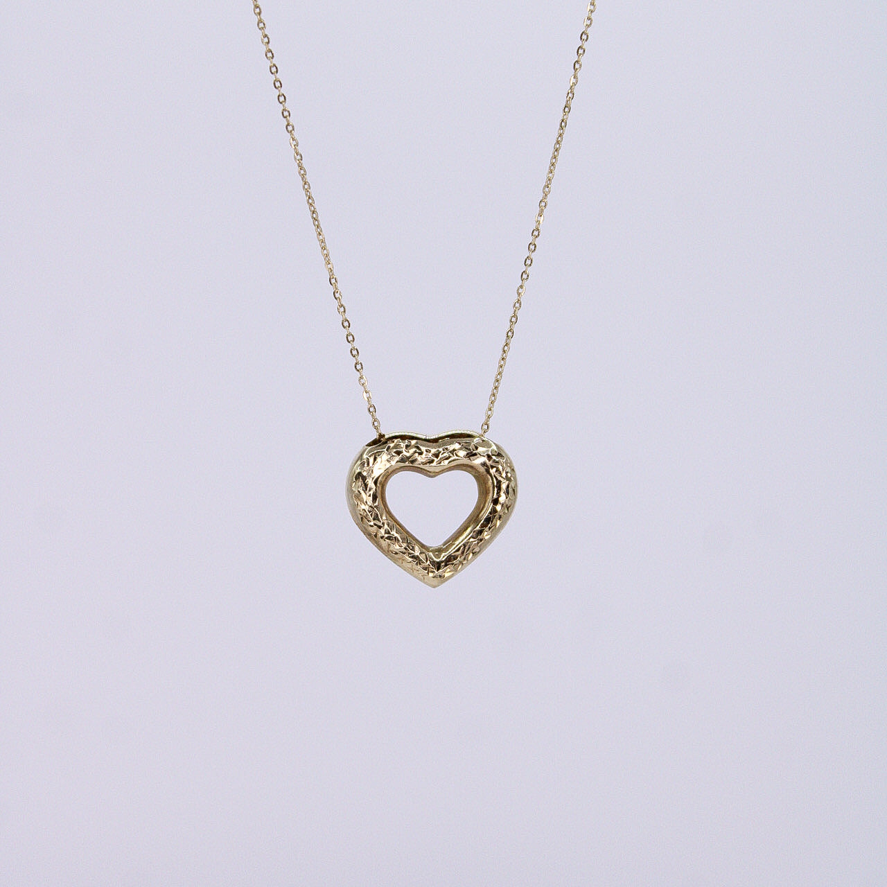 Gargantilla en oro amarillo 14k con dije corazón.