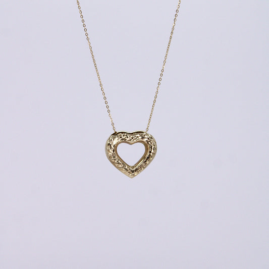 Gargantilla en oro amarillo 14k con dije corazón.