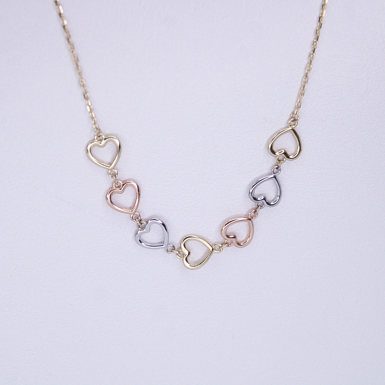 Gargantilla en oro combinado 14k con corazones.