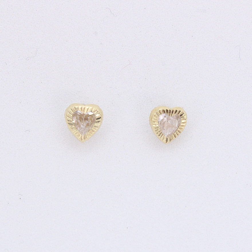 Broquel corazón en oro amarillo 14k con zirconias.