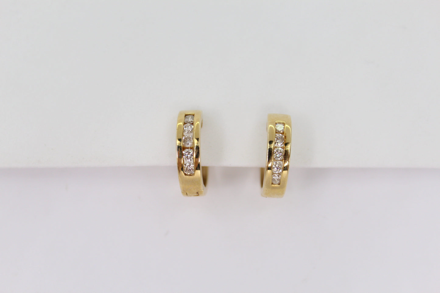 Aretes en oro amarillo 14k con diamantes.