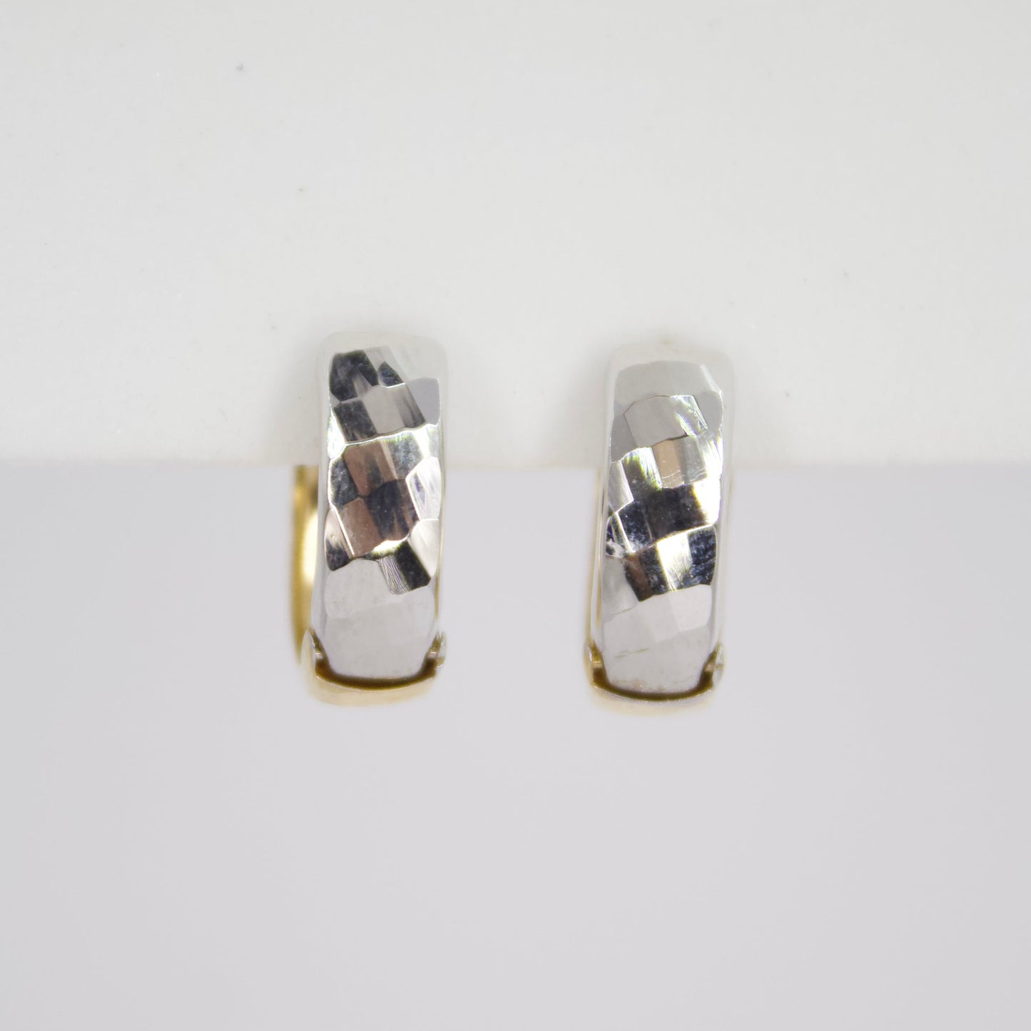 Aretes huggies en oro combiando 14k.