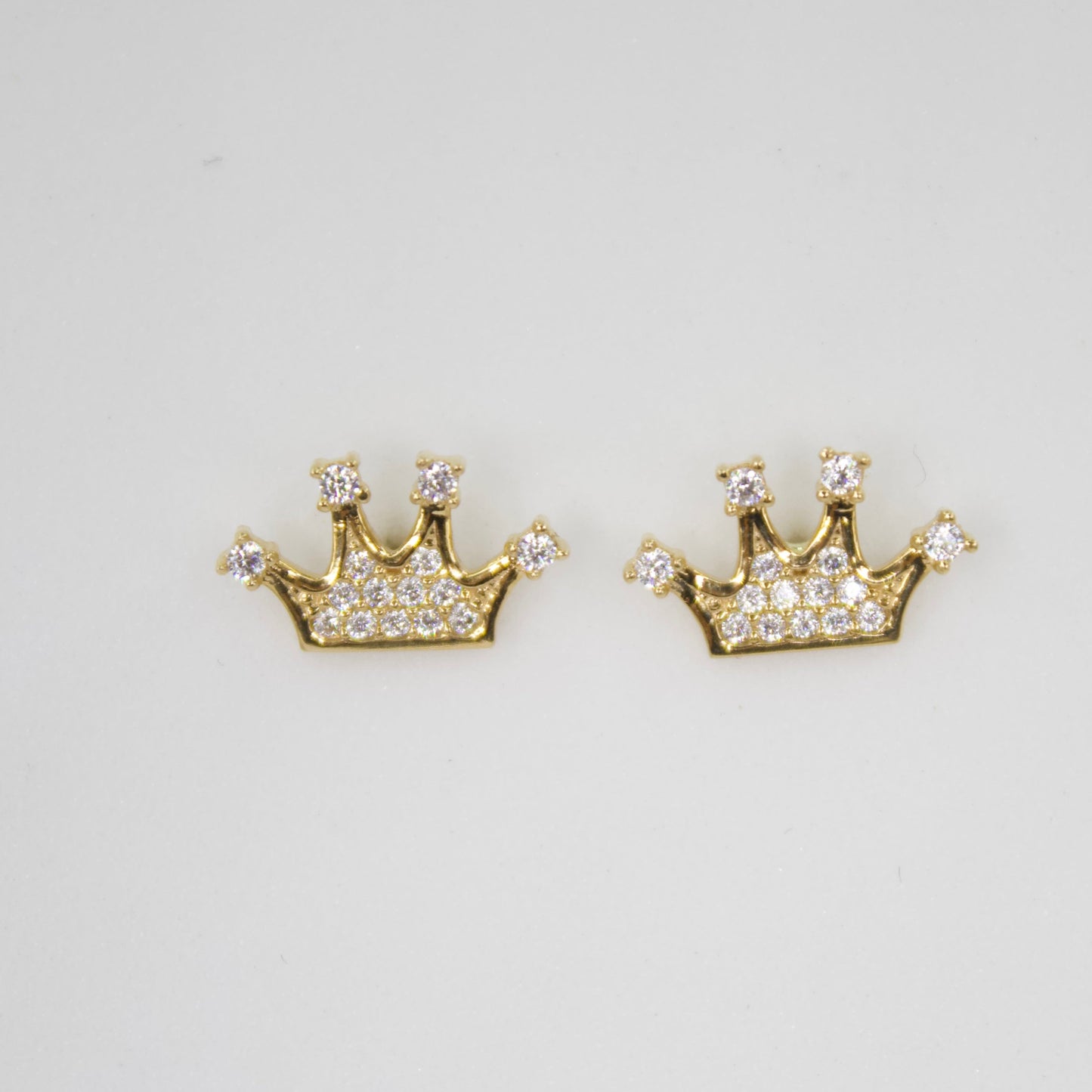 Aretes corona en oro amarillo 14k con zirconias.